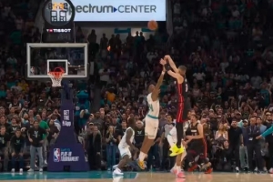 可惜！希罗持球单打绝杀三分弹筐而出 双方进入加时